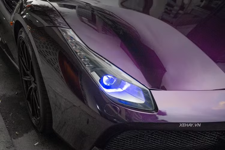 Hốc hút gió được làm từ sợi carbon cùng khe hút gió dạng tổ ong sơn đen cũng là điểm nhấn của siêu xe. Ở phía sau, đuôi xe nổi bật với cánh gió cỡ lớn, bộ khuếch tán hầm hố và cặp ống xả kép hình tròn.