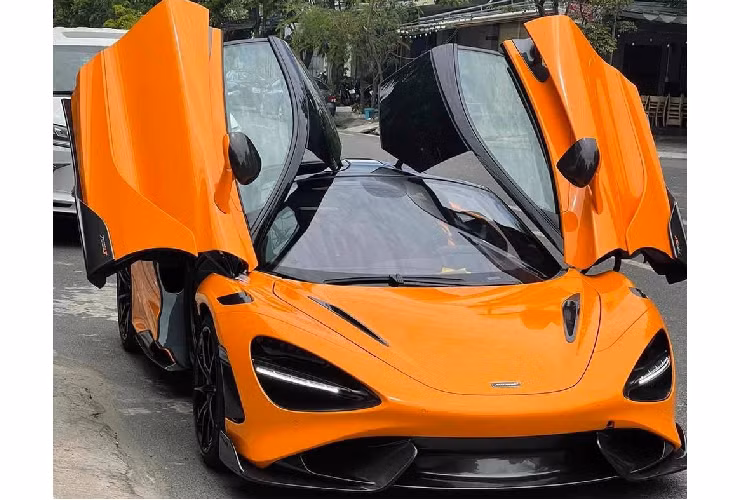 Sau vài phút ngắm nghía trên điện thoại, chiếc xe McLaren 720S được chủ nhân để lại garage này kèm lời hứa chắc nịch của chủ xưởng độ là 1 tháng sau quay lại sẽ không nhận ra "vợ 2". Chỉ gần 3 tuần, điện thoại của chủ xe reo lên, anh lập tức đến xem mắt chiếc xe McLaren "765LT" của mình dù đã được gửi ảnh theo từng tiến độ của xe trong lúc làm việc.