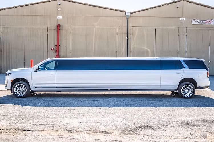 Như vậy, chiếc Cadillac Escalade bản kéo dài này này đã được kéo thêm 5 mét, tăng gấp đôi so với nguyên bản (bản tiêu chuẩn có chiều dài gần 5,4 mét). Với một chiếc xe có chiều dài ngoại cỡ như vậy, việc mở cửa xe kiểu thông thường hoặc cửa trượt sẽ khá khó khăn, do đó, Pinnacle đã thiết kế cửa mở kiểu cánh chim.