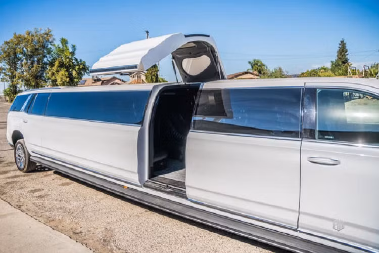 Chiếc Escalade dài 10 mét này có odo chỉ 1,8km. Mức giá xe Cadillac Escalade dài 10 mét này là 220.000 USD (khoảng 5,28 tỷ đồng) - một mức giá được cho là khá rẻ so với những nâng cấp độc đáo được thực hiện.