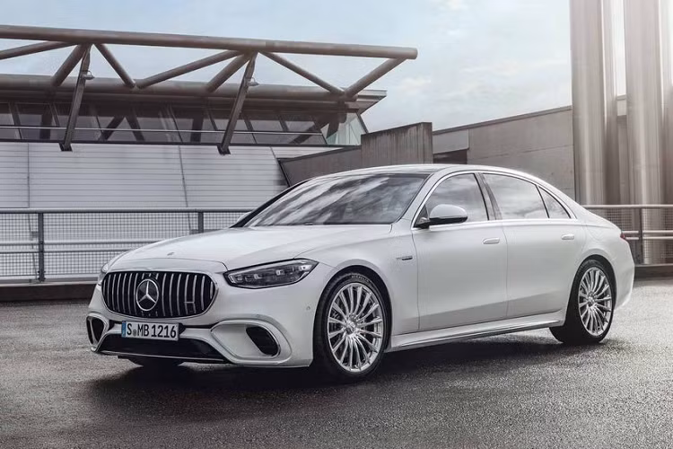 Cung cấp sức mạnh cho chiếc Mercedes-AMG S63 E 2023 mới là hệ truyền động hybrid bao gồm máy V8 tăng áp kép, dung tích 4.0 lít kết hợp mô tơ điện đặt ở trục sau. Trong đó, động cơ V8 tăng áp kép tạo ra công suất 603 mã lực và mô-men xoắn cực đại đạt 900 Nm.