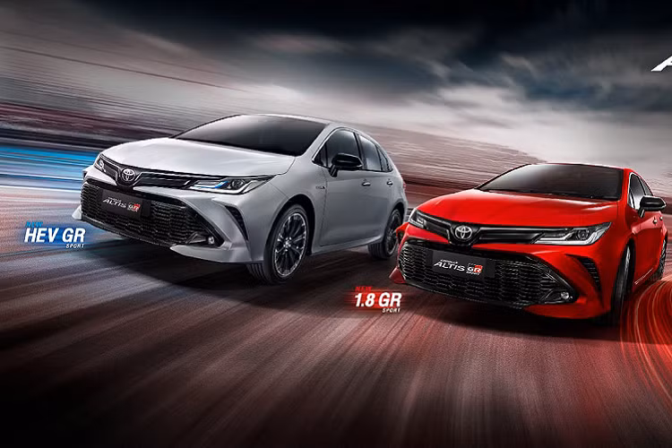So với các phiên bản thông thường, Toyota Corolla Altis GR Sport 2022 mới sở hữu ngoại thất hầm hố hơn với gói trang trí GR Sport. Cụ thể, mặt ca-lăng GR Sport mang màu tối, khe hút gió rộng. Gương chiếu hậu sơn màu đen. Đèn sương mù thiết kế mới. “Dàn chân” lắp bộ mâm GR Sport Max kích thước 17 inch. Biểu tượng “GR” phía sau thể thao.
