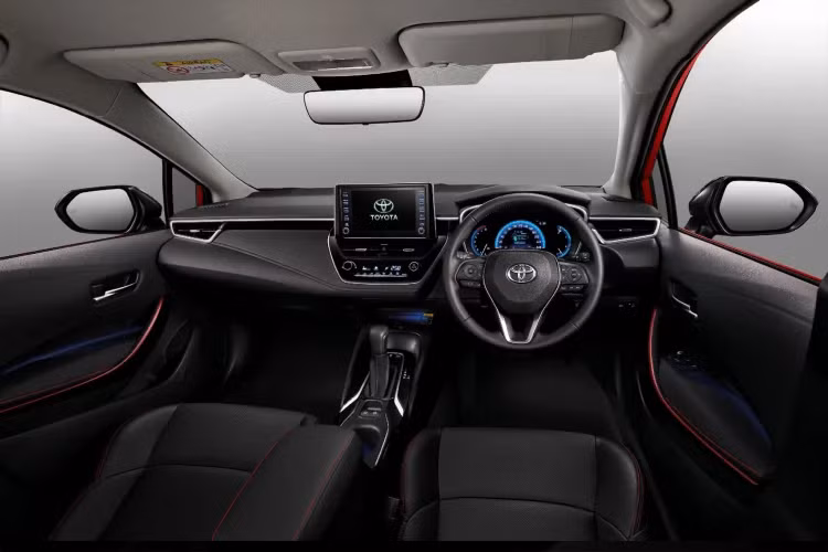 Về trang bị an toàn, Corolla Altis phiên bản GR Sport 2022 được trang bị gói Toyota Safety Sense bao gồm kiểm soát hành trình thích ứng sử dụng radar – DRCC (Dynamic Radar Cruise Control), Đèn pha thích ứng tự động AHB (Automatic High Beam), Cảnh báo trước va chạm PCS, Hệ thống cảnh báo lệch làn và hỗ trợ giữ làn đường ( LDA &amp; LTA – Lane Departure Alert &amp; Lane Tracing Assist).