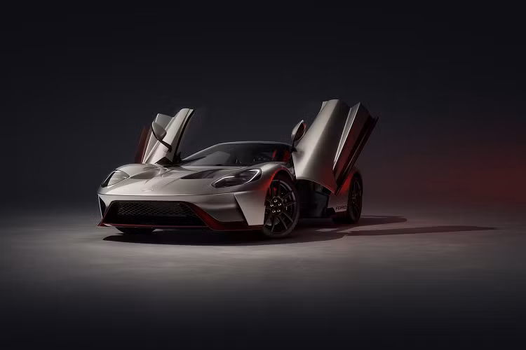 Chỉ có 22 chiếc Ford GT LM 2023 đặc biệt sẽ được sản xuất, nhiều hơn một chiếc so với Ford GT Holman Moody Heritage Edition 2022 được tiết lộ vào đầu năm nay. Mỗi phiên bản Ford GT LM Edition đặc biệt này sẽ có các điểm nhấn màu đỏ hoặc xanh lam được áp dụng xuyên suốt để vinh danh chiếc xe chiến thắng của GT 2016.