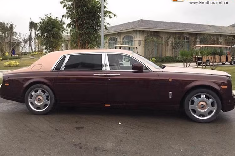 Và càng tự hào hơn khi Rolls-Royce Phantom Sacred Fire là 1 kiệt tác chỉ có 1 trên thế giới và đã được hãng xe Rolls-Royce công bố rộng rãi trên trang chủ của mình khiến không ít truyền thông quốc tế ngỡ ngàng trước sự chịu chơi của nhà giàu Việt.