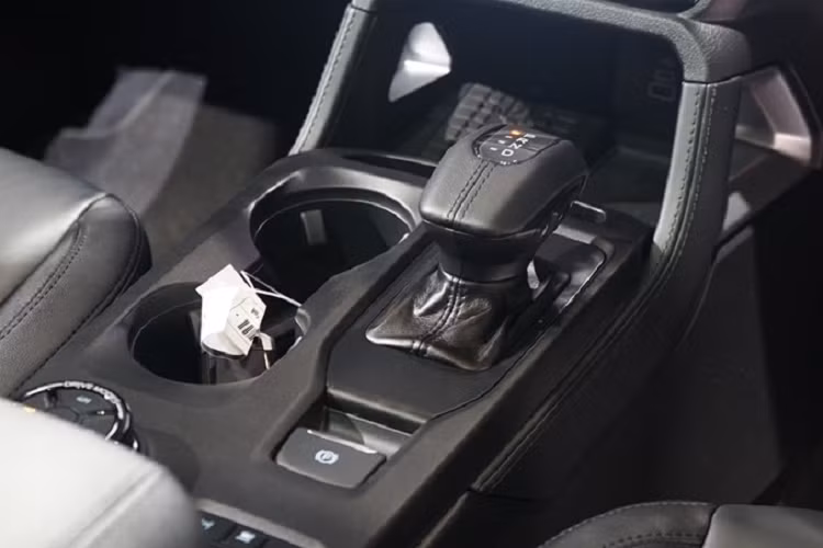 Không chỉ tiện nghi, Ford Everest 2022 tại Thái Lan còn có nhiều trang bị an toàn như 7 túi khí, hệ thống cảnh báo khoảng cách phía trước/sau khi đỗ xe, hệ thống chống bó cứng phanh ABS, phân bổ lực phanh điện tử EBD, cân bằng điện tử, hỗ trợ khởi hành ngang dốc, hệ thống kiểm soát hành trình và camera lùi.