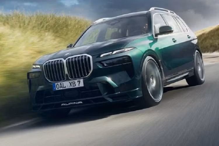 Không ngoài dự đoán, Alpina XB7 2023 mới vẫn áp dụng thiết kế từ BMW X7 với đèn chiếu sáng tách rời, ngoại hình hầm hố hơn với các chi tiết mới ở hốc gió trước và cả phía cản sau của xe. Hệ thống ống xả mới trông thể thao hơn nhiều.