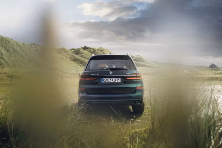 Mức giá xe Alpina BMW XB7 2023 bán ra từ 145.000 USD (khoảng 3,4 tỷ đồng) tại Mỹ, hiện tại xe đã cho đặt hàng và những chiếc đầu tiên sẽ được bàn giao vào đầu năm 2023.