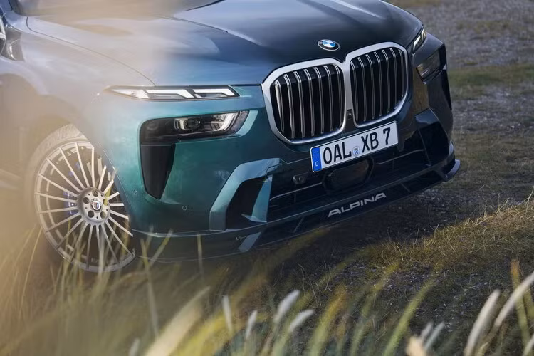 Điểm nhấn lớn nhất có vẻ đến từ khối động cơ V8 4,4 lít bi-turbo thế hệ mới, với công nghệ hybrid nhẹ tạo ra công suất lên đến 630 mã lực và mô-men xoắn 800 Nm tối ưu ở tua máy từ 1.800 - 5.600 vòng/phút (tăng 18 mã lực cùng 50 Nm mô-men xoắn so với bản tiêu chuẩn). Sức mạnh trên có được là nhờ ống xả mới, hệ thống làm mát được cải thiện và ECU đặc biệt của Alpina.
