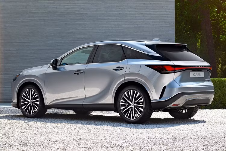 Ở phiên bản F Sport, Lexus RX 2023 sẽ có thêm vô lăng bọc da, tích hợp lẫy chuyển số, bộ bàn đạp bằng nhôm, tapi cửa bọc da lộn, ốp bậc cửa F Sport, cửa sổ trời toàn cảnh Panorama và màn hình hiển thị thông tin kính lái HUD. Dù ở phiên bản nào, Lexus RX 2023 tại Việt Nam đều dùng màn hình cảm ứng trung tâm 14 inch.
