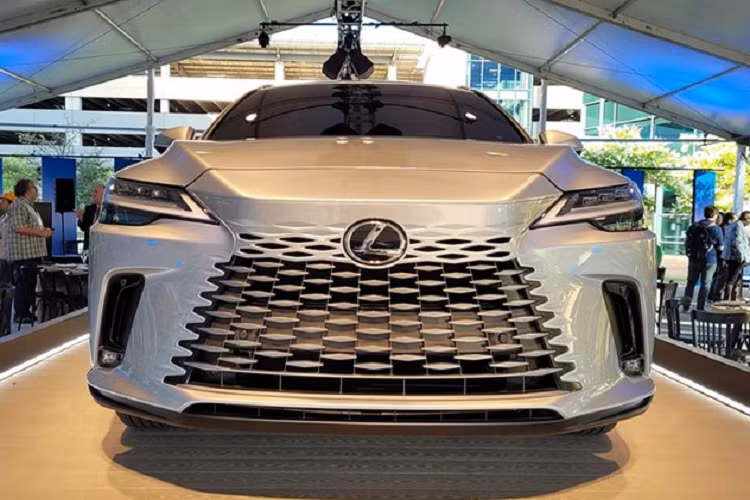 Trong khi đó, thiết kế ngoại thất của mẫu SUV hạng sang này gây ấn tượng với hàng loạt chi tiết mới như lưới tản nhiệt hình con suốt, đèn pha LED, dải đèn LED định vị ban ngày hình chữ "L", đèn sương mù nhỏ tích hợp vào khe gió nằm dọc trên cản trước, đèn hậu nằm vắt ngang đuôi xe và tem chữ nổi "Lexus" thay cho logo hãng trên cửa cốp.