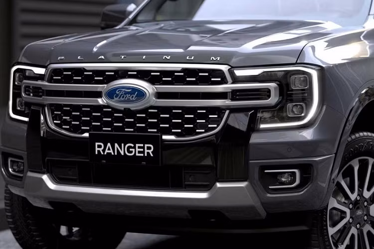 Ford cho biết sẽ bán ra Ranger Platinum chỉ riêng tại châu Âu với ngoại hình độc quyền và động cơ diesel V6, tăng áp cực kỳ mạnh mẽ dưới mui xe. Như vậy, cùng với Ranger Raptor, Ranger, Wildtrak, Ranger Limited, Ranger XL và Ranger XLT, chiếc xe bán rải này của Ford đã có danh sách phiên bản xe nhiều nhất được bán ra từ trước đến nay.