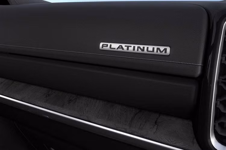 Không chỉ giới hạn ở Ranger Platinum mà các hệ thống hỗ trợ người lái tiên tiến cũng khá hữu ích. Chúng bao gồm hỗ trợ đỗ xe chủ động, cảnh báo điểm mù với cảnh báo giao thông cắt ngang và phạm vi bao phủ của xe moóc, cảnh báo chuyển làn đường và camera 360 độ.