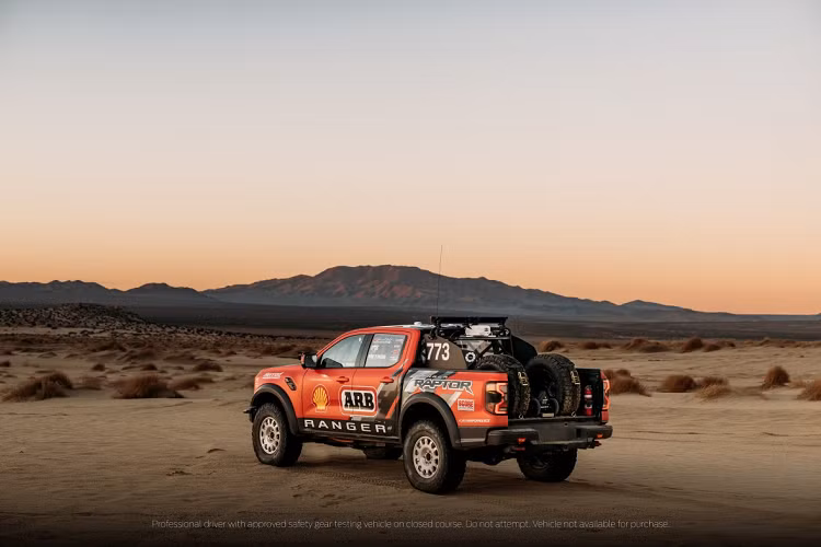 Ông Brian chia sẻ thêm: “Baja 1000 là một sự kiện đòi hỏi sự khắt khe và là một địa danh nổi tiếng để thể hiện khả năng của các loại xe địa hình. Chúng tôi rất vui mừng khi được cạnh tranh trong sự kiện khắc nghiệt này cùng chiếc Ranger Raptor". Trong quá khứ, cả F-150 Raptor và Ford Bronco đều đã từng đua thành công tại Baja.