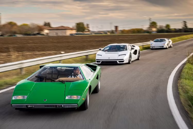 Sau buổi ra mắt tại sự kiện xe cổ điển Pebble Beach vào ngày 13 tháng 8 năm ngoái, chiếc siêu xe Lamborghini Countach LPI 800-4 đã chính thức chạy thử trên đường công cộng. Song hành với nó là 2 người anh em cũng rất đặc biệt - chiếc Countach LP 400 đầu tiên và chiếc Countach 25 Anniversary cuối cùng được sản xuất.