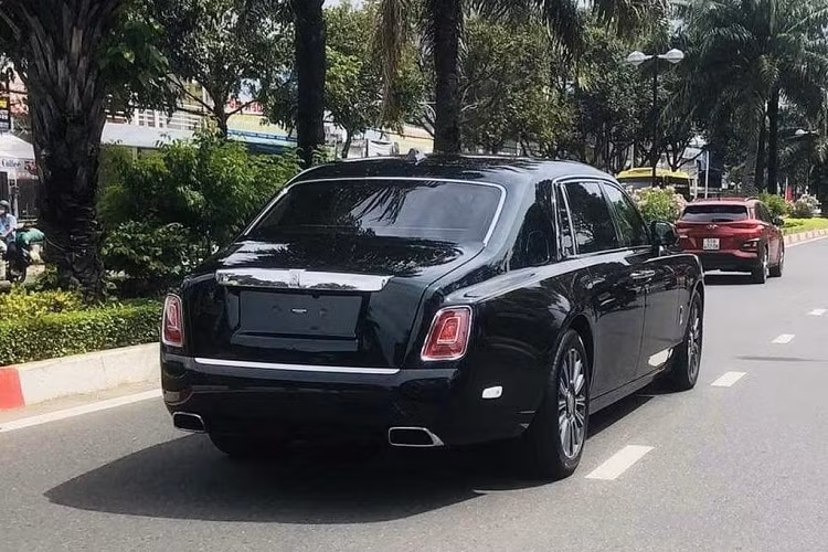Theo đó, hình ảnh cho thấy chiếc Rolls-Royce Phantom VIII được đỗ ngay ngắn bên trong một garage ở Bà Rịa – Vũng Tàu, bên cạnh là hai siêu phẩm McLaren 720S Spider và Porsche 911 GT3 RS độ Weisach Package đã quá quen thuộc với những người yêu xe trong nước.
