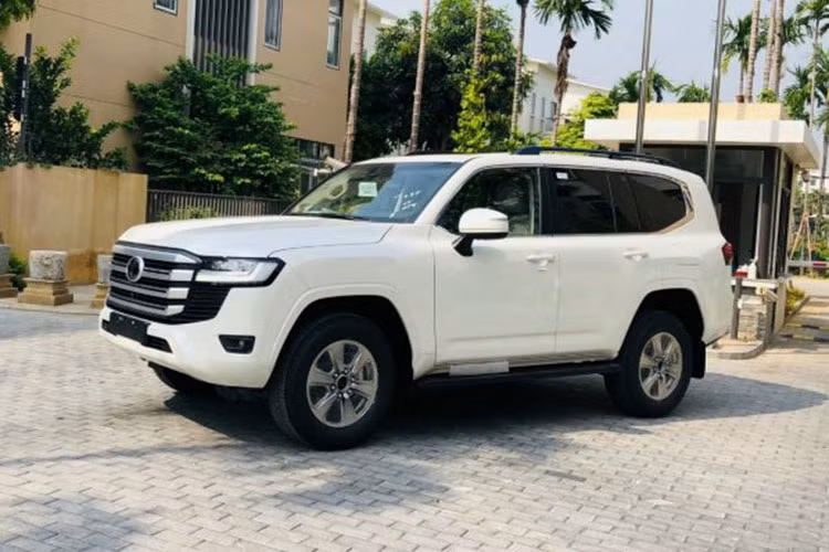 Lúc mới ra mắt, Toyota Land Cruiser 2022 chênh giá từ 400 – 500 triệu đồng. Bước sang tháng 5 này, kể cả khi giá bán của xe đã được Toyota Việt Nam điều chỉnh tăng giá 40 triệu đồng lên mức 4,1 tỷ đồng thì một số cơ sở tại Hà Nội vẫn yêu cầu khách trả thêm tới 1,3 tỷ đồng, một con số kỷ lục chưa từng có tại thị trường Việt Nam. Số tiền này suýt đủ để mua và làm thủ tục lăn bánh một chiếc Toyota Camry 2.0 Q mới.
