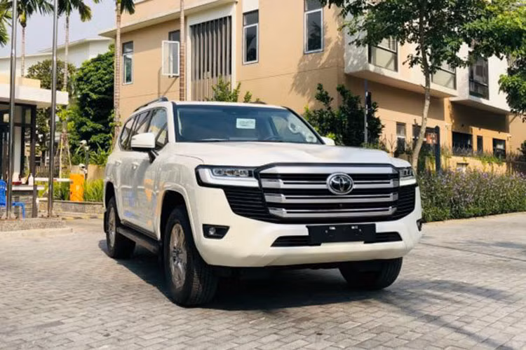 Hiện nay trên thị trường, tình trạng khuyết thiếu linh phụ kiện cần thiết để sản xuất ôtô khiến tình trạng nguồn cung không được đảm bảo, từ đó hiện tượng “bia kèm lạc” hoành hành khắp nơi không khỏi khiến người dùng nhức nhối. Trong số đó, Toyota Land Cruiser 2022 mới có thể xem là một cái tên tiêu biểu khi cháy hàng ngay từ lúc được ra mắt vào năm ngoái và chưa bao giờ hết bị bán chênh giá.