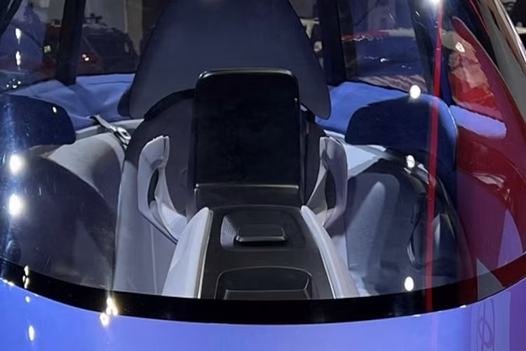 Ngoài việc có dáng vẻ kỳ cục lạ mắt, Rhombus Concept cũng đi kèm với một ghế xoay duy nhất trái ngược với ghế cho lái xe và hành khách thông thường ở phía trước. 