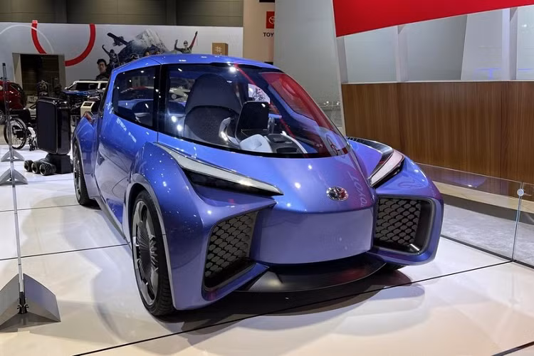 Nó được tạo ra tại cơ sở nghiên cứu và phát triển của Toyota ở Trung Quốc (còn được gọi là TMEC), và ý tưởng của nhà sản xuất là xây dựng một thứ gì đó phù hợp với “giá trị và lối sống của những người lái xe sinh sau năm 1990”. Có lẽ đây không phải là một ý tưởng tuyệt nhất từ Toyota.
