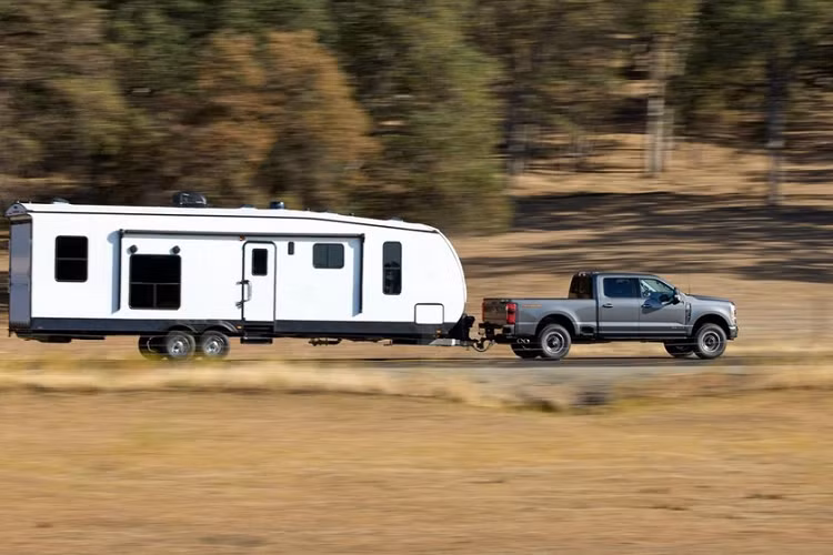 Nhờ động cơ mạnh mẽ, Ford Super Duty 2023 có tải trọng tối đa 3.561 kg và sức kéo lên đến 16.783 kg. Những con số này đều đứng đầu phân khúc. Dự kiến, mẫu xe bán tải hạng nặng này sẽ bắt đầu được bán ra tại thị trường Mỹ vào năm sau. Hiện giá xe Ford Super Duty 2023 vẫn chưa được công bố. Xe sẽ cạnh tranh với những đối thủ như Chevrolet Silverado HD và Ram Heavy Duty.