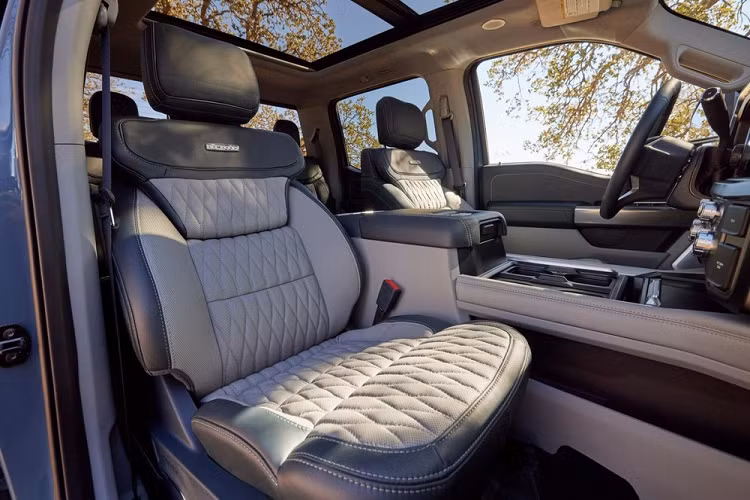 Những trang bị an toàn nổi bật khác của Ford Super Duty 2023 bao gồm hệ thống cảnh báo điểm mù, hệ thống kiểm soát hành trình thích ứng với tính năng Stop &amp; Go, đưa xe vào giữa làn đường, phanh khẩn cấp tự động, đèn pha tự động, hỗ trợ tránh va chạm tại giao lộ, hỗ trợ giữ làn đường và cảnh báo phương tiện cắt ngang khi lùi. Ngoài ra, xe còn được trang bị đĩa phanh 363 mm trước/sau ở phiên bản F-250 và F-350. 