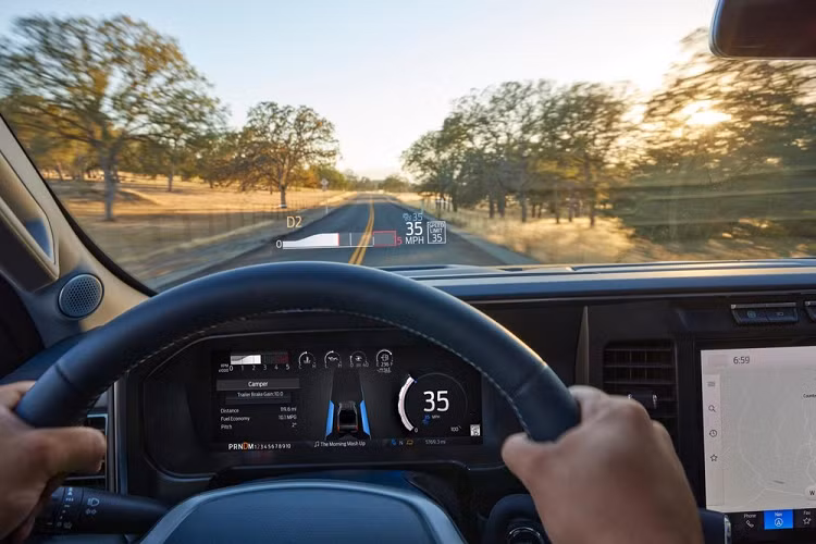 Với kích thước lớn, Ford Super Duty 2023 mang đến hàng ghế trước và sau rộng rãi. Không thua kém người anh em F-150, Ford Super Duty 2023 cũng có ghế Max Recline Seats với khả năng ngả phẳng về phía sau để người dùng nghỉ ngơi hoặc chợp mắt khi cần. Trong khi đó, hàng ghế sau có thể gập một chạm và nằm phẳng xuống sàn. Bên dưới hàng ghế sau còn có thêm ngăn chứa đồ nhỏ.