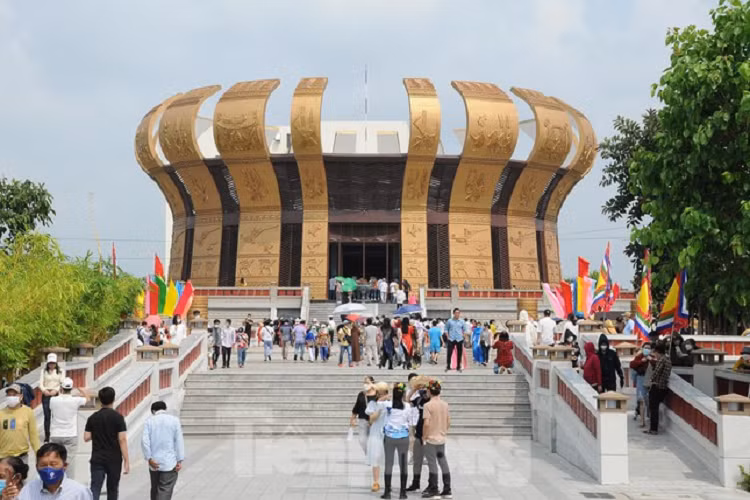 Đền thờ Vua Hùng ở Cần Thơ vừa khánh thành hôm 6/4, tọa lạc cạnh đường Võ Văn Kiệt (nối sân bay Cần Thơ với trung tâm thành phố) thuộc phường Bình Thủy, quận Bình Thủy. 
