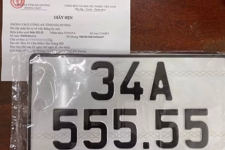 Sở dĩ chiếc xe được săn đón như vậy là vì tấm biển số "ngũ quý 5" có ý nghĩa đặc biệt riêng.