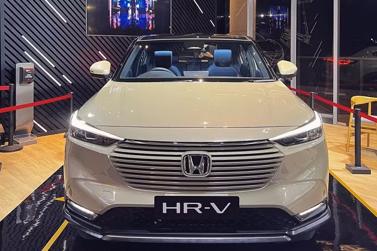 Ở thị trường Indonesia, Honda HR-V 2022 được chia thành 4 bản trang bị là S, E, SE và Turbo RS. Trong đó, 3 bản S, E và SE được trang bị động cơ xăng 4 xi-lanh, hút khí tự nhiên, dung tích 1.5L, sản sinh công suất tối đa 121 mã lực cùng mô-men xoắn cực đại 145 Nm. Đây là động cơ hiện đang được dùng cho Honda City và BR-V tại Indonesia.