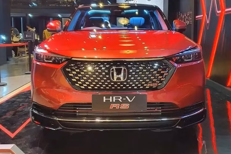 Ở bản Turbo RS, Honda HR-V 2022 sở hữu một số chi tiết thiết kế khác biệt như lưới tản nhiệt mạ crôm thể thao, tích hợp logo màu đỏ và cản trước/sau riêng. Ở hốc gió trung tâm trên đầu xe còn có đường màu đỏ và nẹp mạ crôm làm điểm nhấn. Tương tự như vậy, trên cản sau cũng có nẹp mạ crôm dành riêng cho bản Turbo RS. Ngoài ra, chỉ có Honda HR-V Turbo RS 2022 mới được sơn màu đỏ Ignite Red phối với nóc đen tương phản.
