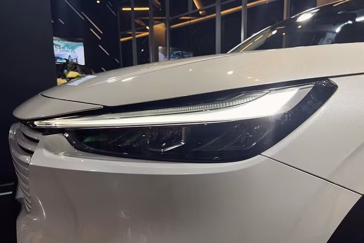 Dù được trang bị động cơ nào, Honda HR-V 2022 tại Indonesia cũng dùng hộp số biến thiên vô cấp CVT. Ngoài ra, xe còn có 3 chế độ lái là Sport, Normal và ECON. Như vậy, Indonesia là thị trường đầu tiên trên thế giới đón nhận Honda HR-V 2022 dùng động cơ tăng áp. Trong khi đó, tại Thái Lan, mẫu SUV cỡ B này chỉ được trang bị hệ truyền động hybrid mới mang tên e:HEV.