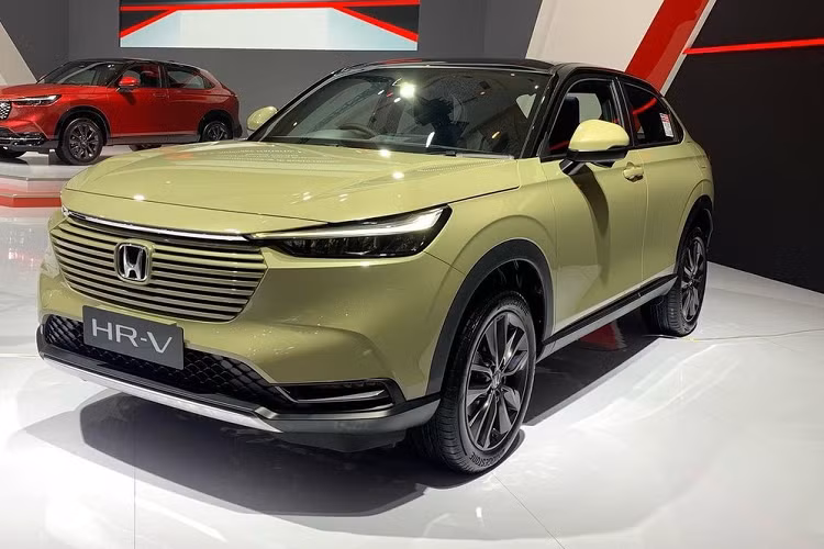 Indonesia trên thực tế không phải là thị trường Đông Nam Á đầu tiên đón nhận Honda HR-V 2022. Vào hồi cuối năm ngoái, mẫu xe này cũng đã trình làng ở thị trường Thái Lan. Tuy nhiên, so với xe ở Thái Lan, Honda HR-V 2022 dành cho thị trường Indonesia có sự khác biệt lớn về động cơ.
