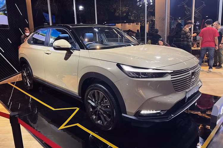 Dự kiến, đến cuối quý II năm nay, Honda HR-V 2022 mới được đưa về giới thiệu tại Việt Nam dưới dạng xe nhập khẩu nguyên chiếc từ Thái Lan. Tại Việt Nam, Honda HR-V mới nhiều khả năng sẽ dùng hệ truyền động hybrid e:HEV như xe ở Thái Lan.