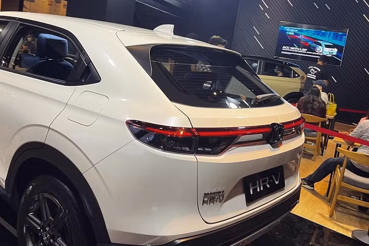 Ngoài 2 động cơ, Honda HR-V 2022 ở thị trường Indonesia còn có những trang bị ngoại thất đáng chú ý như đèn pha LED toàn phần, đèn báo rẽ tuần tự dạng LED, đèn sương mù LED và bộ vành hợp kim có đường kính 17 inch hoặc 18 inch.