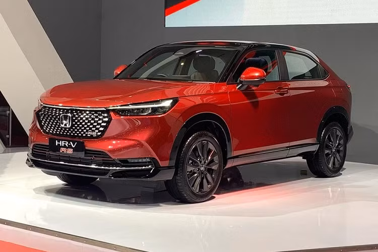 Cũng trong sự kiện này, hãng Honda đã công bố việc Honda HR-V 2022 động cơ tăng áp 1.5L được 3.000 khách hàng tại Indonesia đặt mua trong thời gian chỉ 1 tuần. Điều này đã phần nào cho thấy sức hút của mẫu SUV đô thị này.