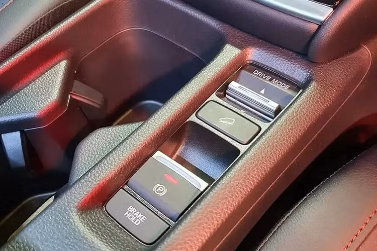 Honda HR-V 2022 ở thị trường Indonesia sở hữu gói công nghệ an toàn chủ động Honda Sensing tiêu chuẩn, bao gồm những tính năng như phanh giảm thiểu va chạm CMBS, hỗ trợ giữ làn đường, giảm thiểu chệch làn đường, hệ thống kiểm soát hành trình thích ứng với dải tốc độ thấp, đèn pha tự động và cảnh báo khi xe phía trước di chuyển. Bên cạnh đó là camera cập lề Lane Watch, tính năng nhắc nhở còn hành khách trên hàng ghế sau và camera lùi đa góc với 3 chế độ hiển thị.