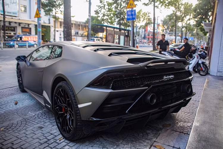 Hiện giá xe Lamborghini Huracan Evo tại Việt Nam vẫn chưa được tiết lộ nhưng giới mê xe dự đoán khoảng hơn 20 tỷ đồng. Ở thị trường Mỹ siêu xe này có giá từ 261.280 USD (khoảng 6 tỷ đồng).