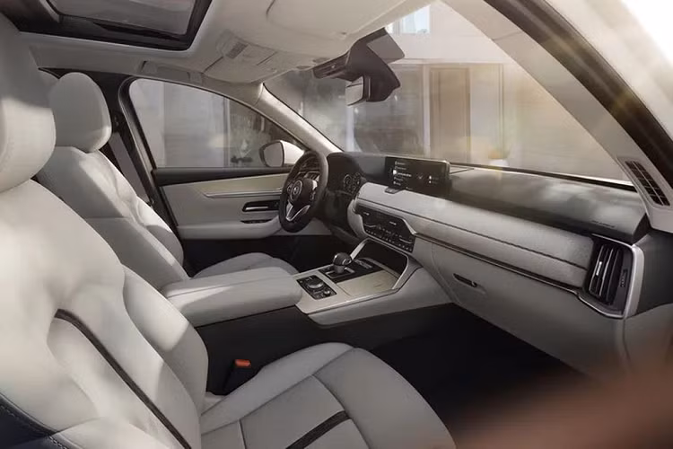 Một điểm đáng chú ý trên Mazda CX-90 là mẫu xe này sẽ có thêm phiên bản plug-in hybrid. Đáng tiếc, thông tin chi tiết về phiên bản này vẫn chưa được tiết lộ đầy đủ.