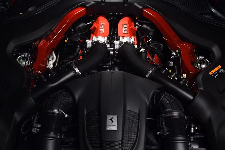 Ferrari Portofino M thay đổi nhiều nhất ở đuôi xe so với Ferrari Portofino với cản va sau thiết kế lại hoàn toàn, phù hợp với ống xả đã được tinh chỉnh nhằm mang đến âm thanh thú vị hơn.
