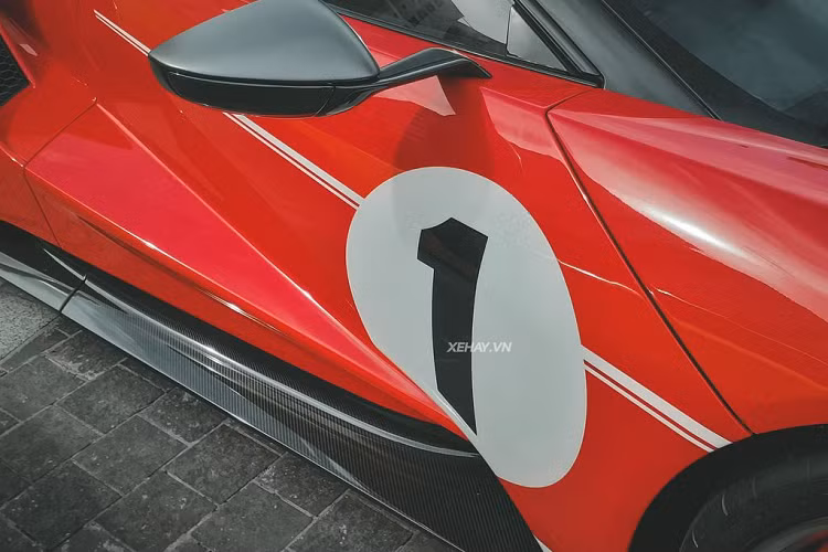 Với gói tuỳ chọn Heritage Edition, Ford GT được khoác lên mình bộ “áo” màu đỏ Race Red ở ngoại thất. Đây cũng chính là màu sơn “huyền thoại” của các xe đua Ford GT40 Mark IV vô địch tại giải đua 24 Hours of Le Mans 1967.