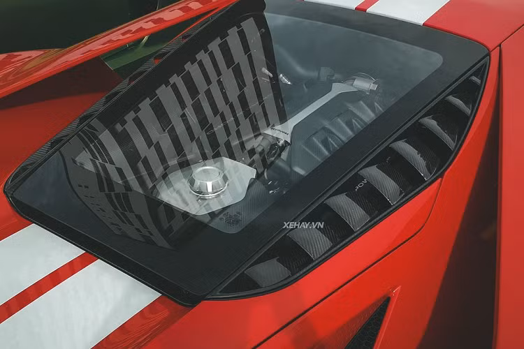 Ford GT ’67 Heritage Edition được trang bị bộ mâm 20 inch nguyên khối từ hợp kim nhôm siêu nhẹ, đi cùng hệ thống phanh gốm-carbon cùng kẹp phanh Brembo màu đỏ “ton-sour-ton”. Trong khi đó ở phía sau, xe được tran bị cụm đèn hậu và ống xả titan được hãng Akrapovic thiết kế riêng.