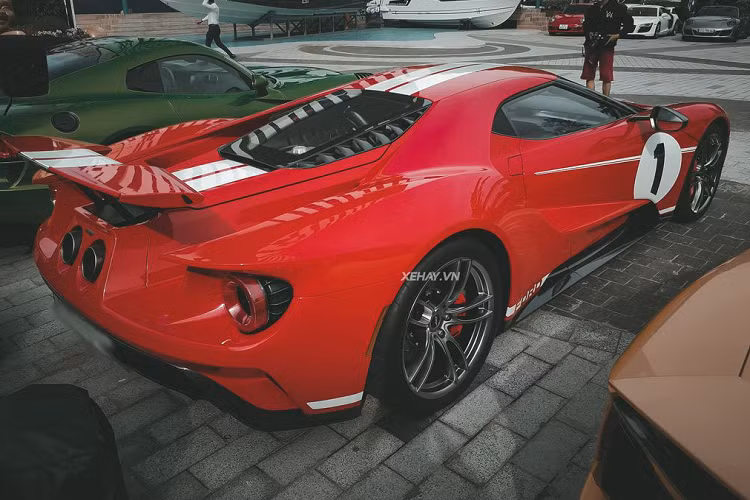 Trên lớp “áo” đỏ tươi, Ford GT ’67 Heritage Edition còn có một số điểm nhấn như sọc kép màu trắng lớn kéo dài từ đầu xe lên trần ra đến đuôi xe, con số 1 trên nắp capô cũng như bên hông xe hay như các hoạ tiết chạy sọc và chữ Ford màu trắng hai bên thân xe. Theo nhà sản xuất, chỉ có 39 chiếc được xuất xưởng với phối màu này.