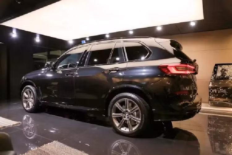 Hãng BMW cho biết, mẫu SUV bọc thép BMW X5 Protection VR6 được hãng trang bị khối động cơ V8 4.4L tăng áp kép với công suất đầu ra 523 mã lực và mô-men xoắn tới 750 Nm, từ đó xe có thể tăng tốc từ 0 - 100 km/h với 5,9 giây trước khi đạt vận tốc tối đa 210 km/h. Nhờ vậy, các VIP có thể hoàn toàn yên tâm về khả năng "tháo chạy" của xe trước các cuộc tập kích.