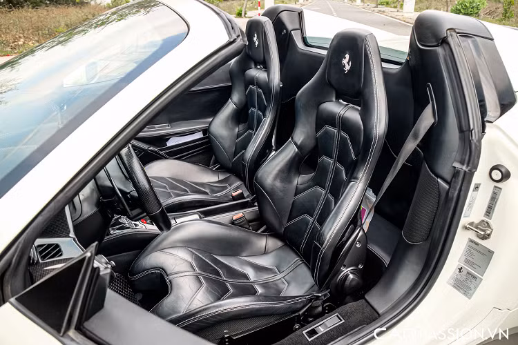 Tuy nhiên để thoả mãn sở thích, chủ nhân của chiếc 458 Spider thứ ba về Việt Nam đã "mạnh tay" nâng cấp cho xe thêm một bộ ống xả hiệu năng cao đến từ thương hiệu Innotech Performance Exhaust (iPE). Được biết, hệ thống ống xả này thuộc dòng sản phẩm cao cấp Titanium Line từ iPE với cấu tạo từ vật liệu titanium tiên tiến, đi cùng với đó là bề mặt ống xả được phủ vàng bắt mắt và có giá bán khoảng 150 triệu đồng tại thị trường quốc tế.