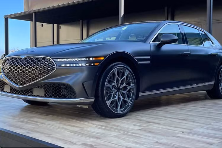 Theo Genesis, tại thị trường Mỹ, Genesis G90 2023 mới sẽ có thêm tùy chọn động cơ V6 tăng áp kép kết hợp công nghệ mild-hybrid và bộ siêu nạp điện. Tuy nhiên, hãng chưa công bố thông số kỹ thuật chi tiết của hệ truyền động này. Một báo cáo từ Car and Driver cho rằng phiên bản hybrid của G90 sẽ mạnh khoảng 420 mã lực.