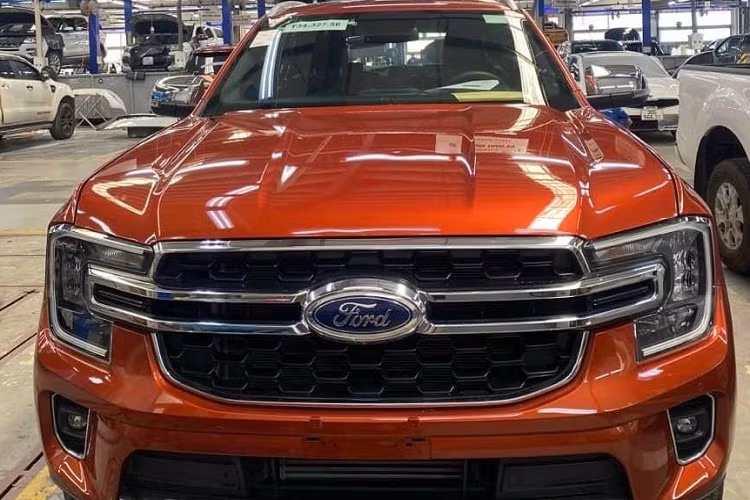 Tại Việt Nam, Ford Everest thế hệ mới cũng chuẩn bị ra mắt vào đầu tháng 7 tới với 4 phiên bản, bao gồm Ambiente (số sàn), Sport 4x2, Titanium 4x2 và Titanium 4x4. Mức giá dự kiến của mẫu SUV hạng trung này dao động từ 1,05 - 1,46 tỷ đồng. Được nhập khẩu nguyên chiếc từ Thái Lan, Ford Everest 2022 tại Việt Nam nhiều khả năng sẽ dùng 2 động cơ diesel cũ. Đầu tiên là máy dầu 4 xi-lanh, tăng áp đơn, dung tích 2.0L, cho công suất tối đa 170 mã lực và mô-men xoắn cực đại 405 Nm.