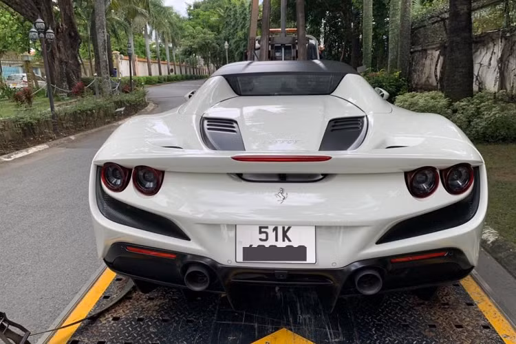 "Trái tim" của Ferrari F8 Spider là cỗ máy V8 3.9 lít Bi-Turbo tương tự như chiếc F8 Tributo, sản sinh công suất 711 mã lực và mô-men xoắn cực đại 770 Nm. giúp xe tăng tốc từ 0 lên 100 km/h chỉ trong 2.9 giây, trước khi đạt tốc độ tối đa 340 km/h. Tới nay vẫn chưa rõ ông Đặng Lê Nguyên Vũ đã phải chi bao nhiêu tiền để sở hữu chiếc xe. Chỉ biết rằng, giá xe Ferrari F8 Spider tại Việt Nam không dưới 25 tỷ đồng.