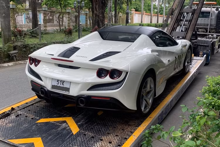 Ở bên trong, siêu xe thể thao được trang bị cụm đồng hồ kỹ thuật số sẽ có kích thước lớn, vẫn mang thiết kế truyền thống của Ferrari với đồng hồ vòng tua được bố trí ở chính giữa. Những chi tiết đáng chú ý khác bao gồm hệ thống 2 ghế ngồi phong cách thể thao, các điểm nhấn bằng nhôm và sợi carbon, màn hình thông tin giải trí dạng cảm ứng cỡ 7 inch bên phía hành khách,... .