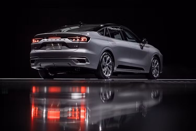 Dự kiến, Ford Mondeo thế hệ mới sẽ chính thức được bán tại thị trường Trung Quốc trong năm nay như đối thủ của Toyota Camry và Honda Accord. Hiện giá xe Ford Mondeo 2022 vẫn được giữ kín.